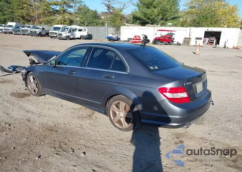 2011 Mercedes-Benz C 300 Sport 4Matic z USA, uszkodzony, nr VIN WDDGF8BB5BR182485